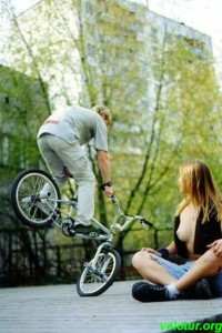 BMX велосипедист и девушка