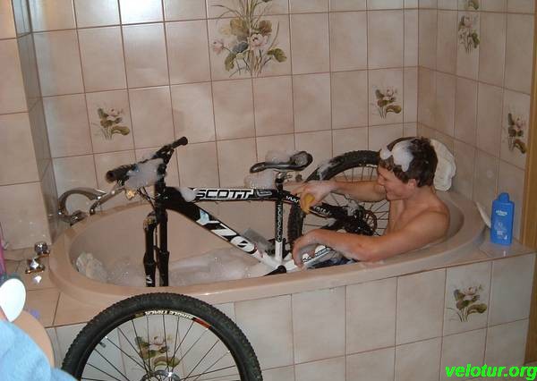 Сделайте что-то романтическое для своего велосипеда, например, массаж и купание вместе в ванной очень даже подойдёт.