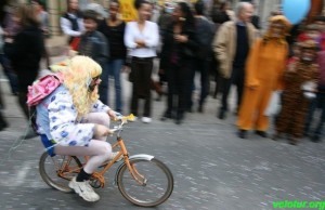 девочка на велосипеде