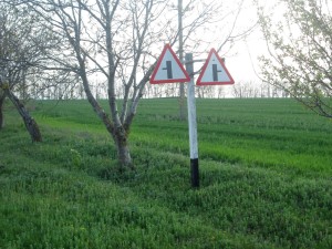 Примыкание дороги справа и слева на одном столбе